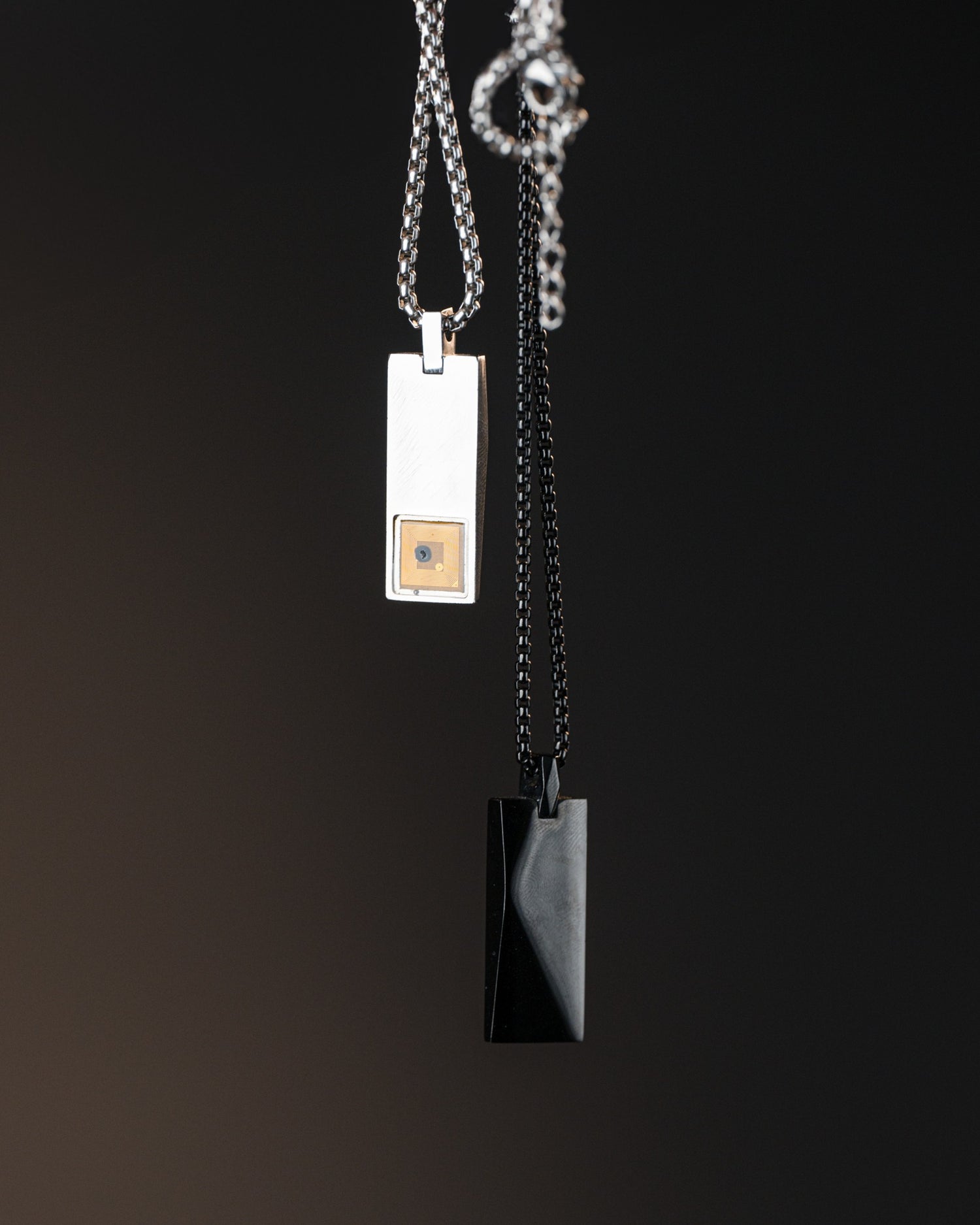 Foto mostrando el chip NFC de los collares inteligentes marca soci.