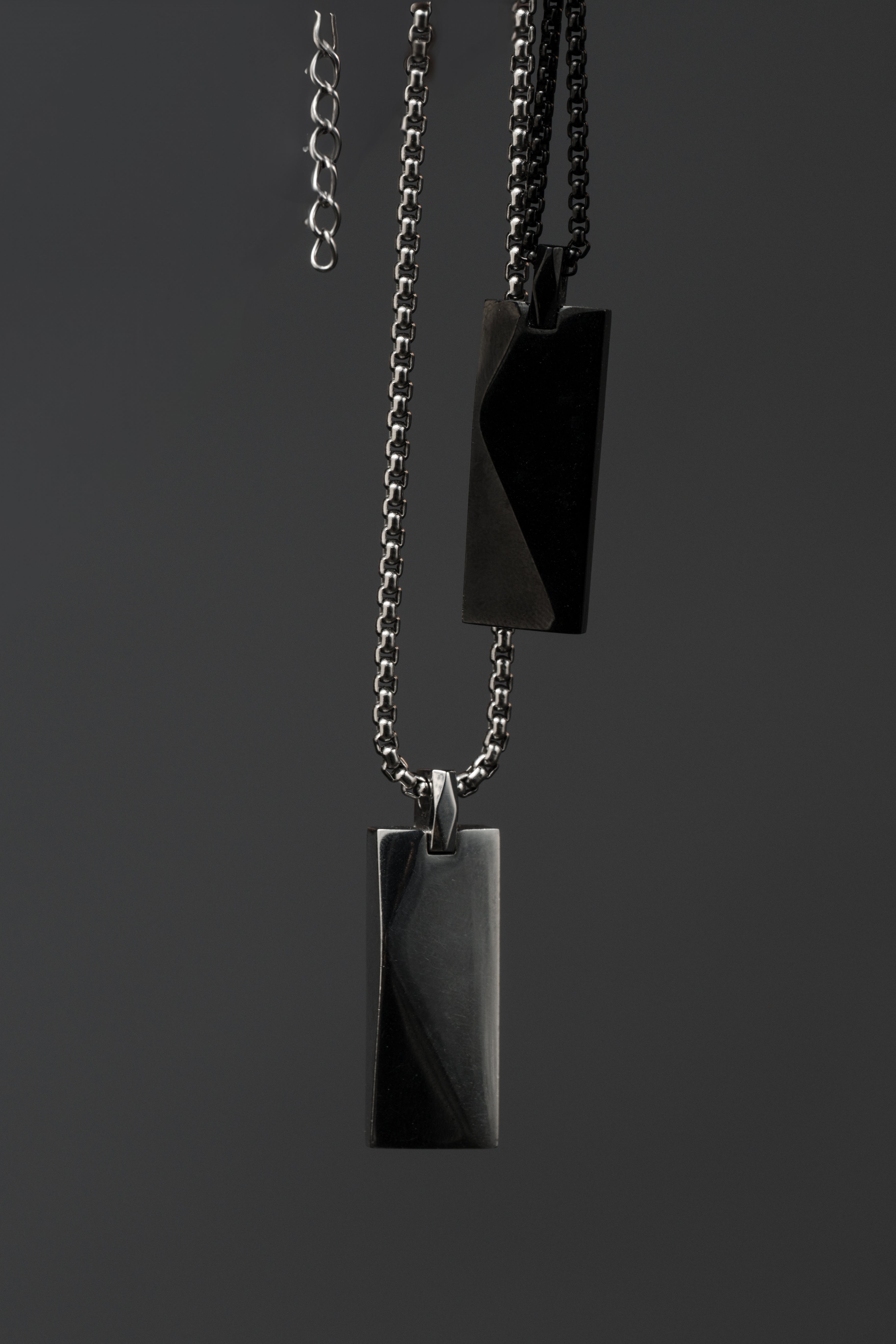 Dos collares inteligentes para hombres marca soci en negro y plateado.