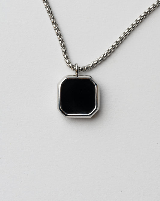 Collar inteligente plateado con chip NFC para hombre en fondo blanco. 