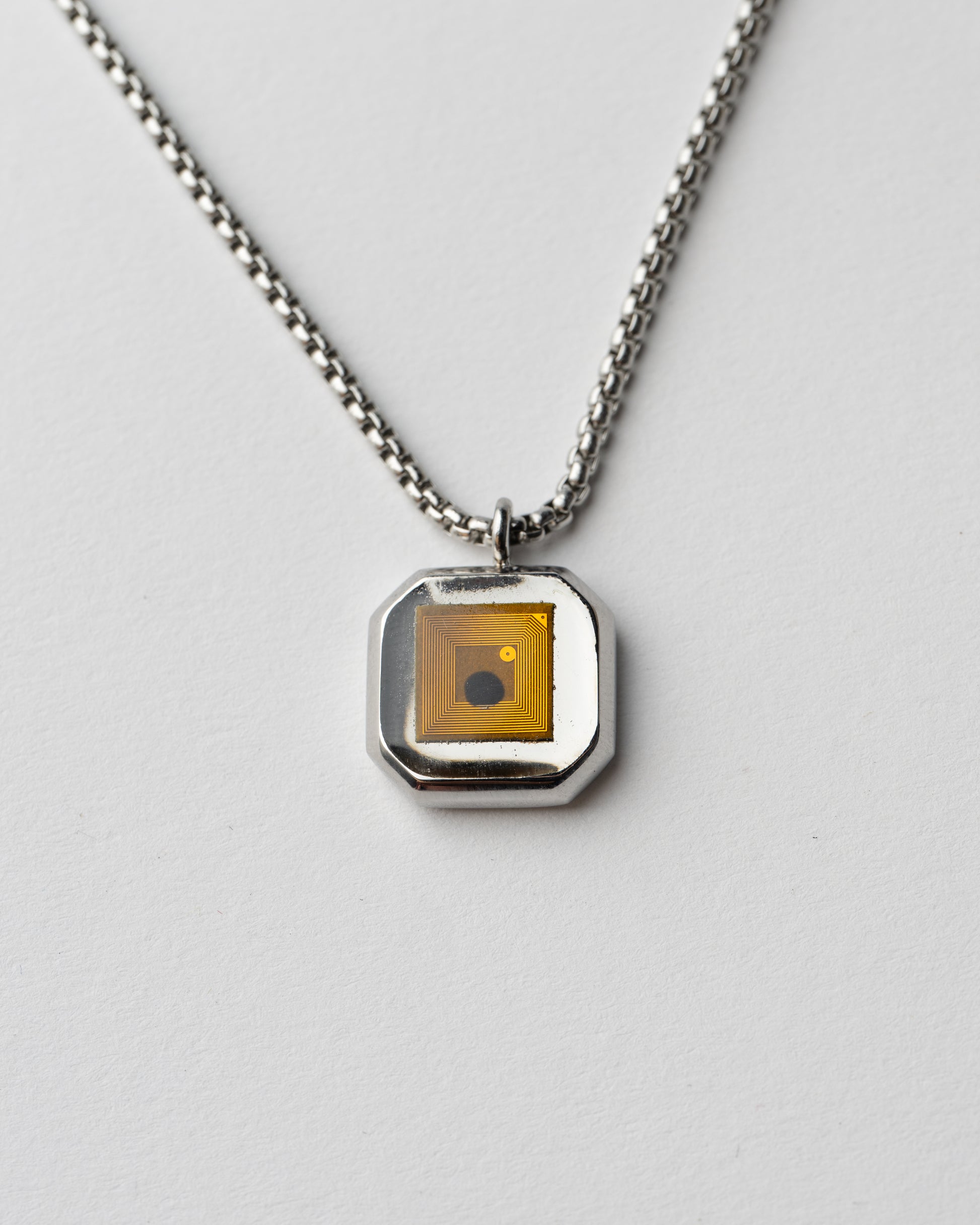 Chip nfc montado en collar inteligente marca soci. 