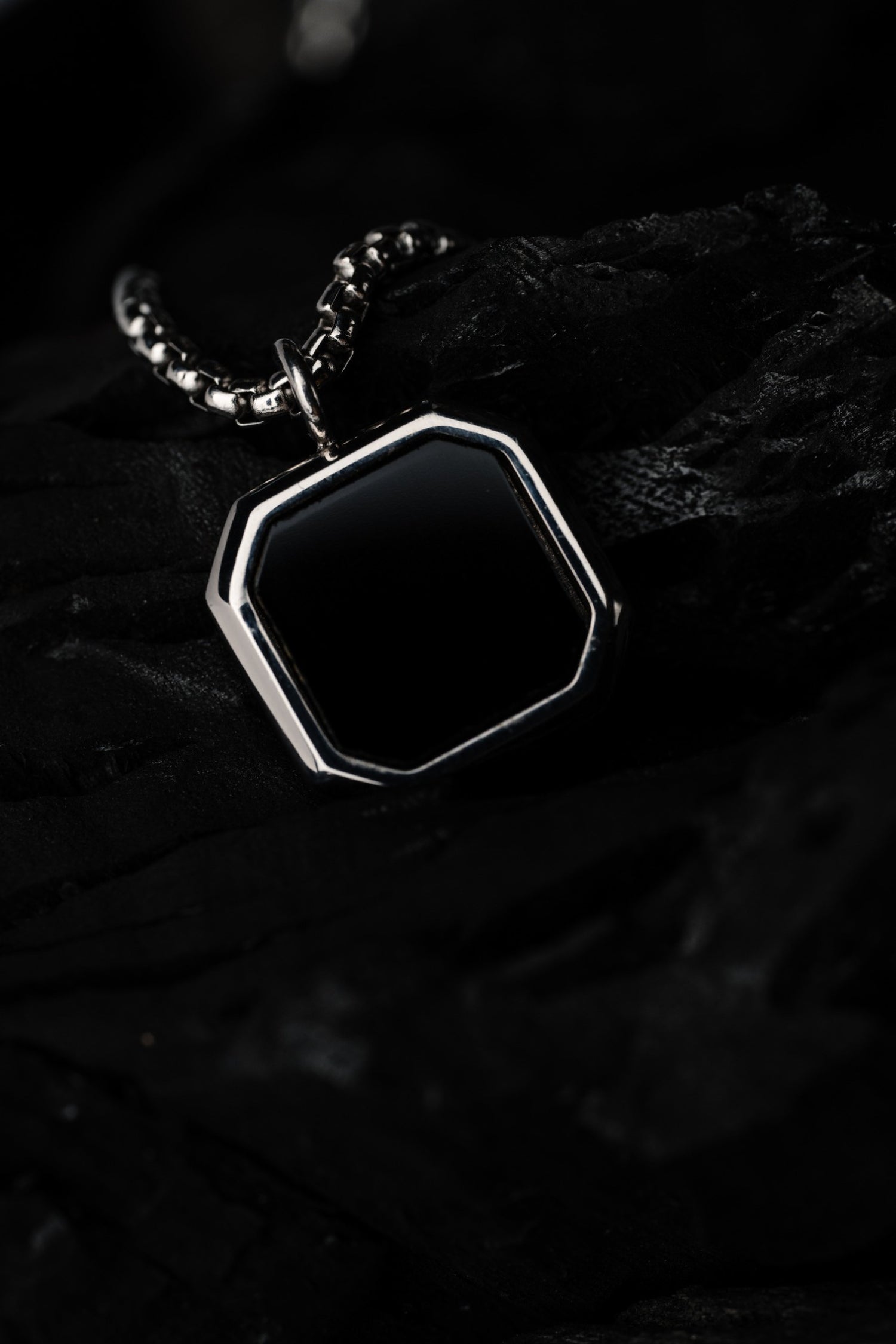 Foto de cerca de joyería inteligente para hombre marca soci. 