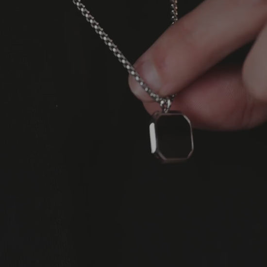 Collar inteligente negro con chip NFC para compartir redes sociales.