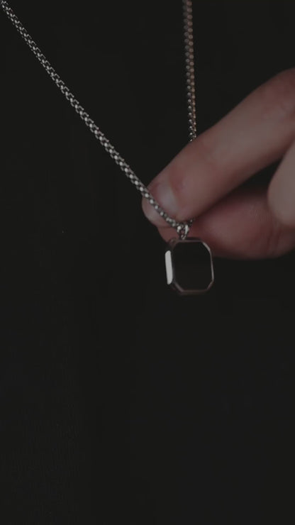 Collar inteligente negro con chip NFC para compartir redes sociales.